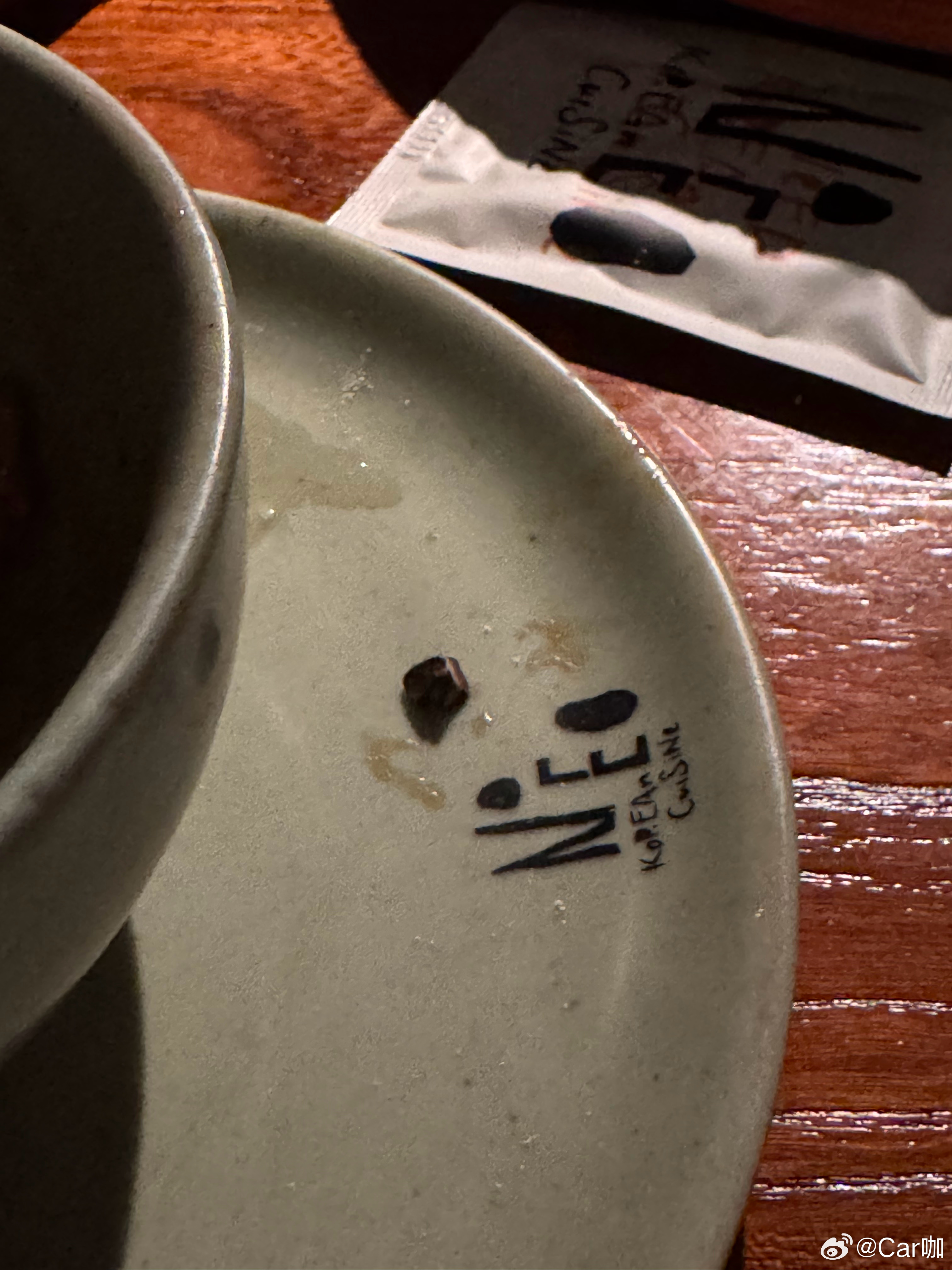 朋友们，平时去餐厅吃饭吃到异物你们会怎么做？今天吃小龙虾意面，吃到了个非常硬的小