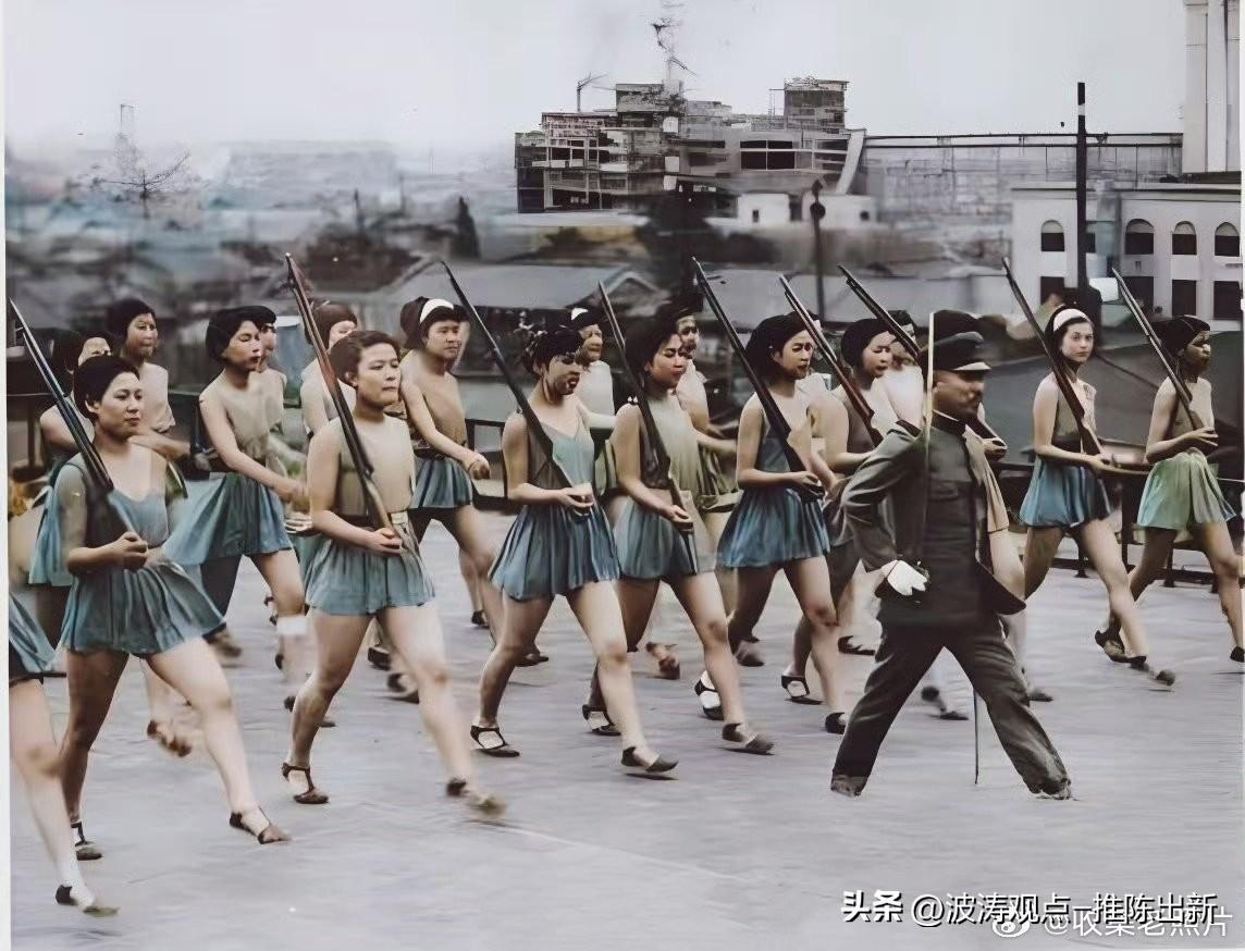 日本侵华战争是一场全民族的集体行为，不要扯什么日本老百姓不认可！
图中：即将训练