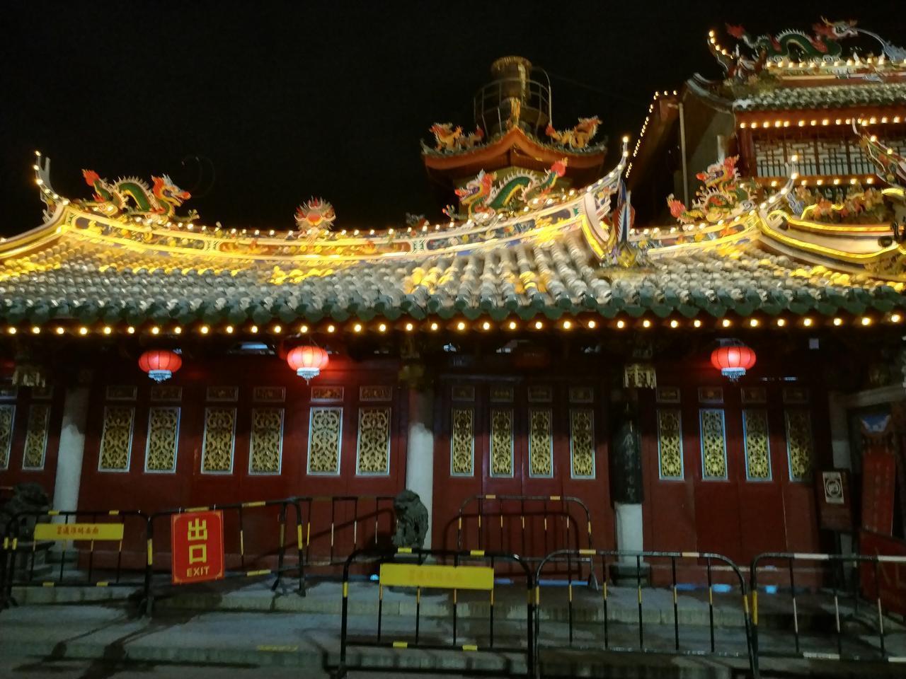 泉州关帝庙，每当夜幕降临，庙宇灯光璀璨夺目。虽然关帝庙夜晚庙内不对外开放，但是来