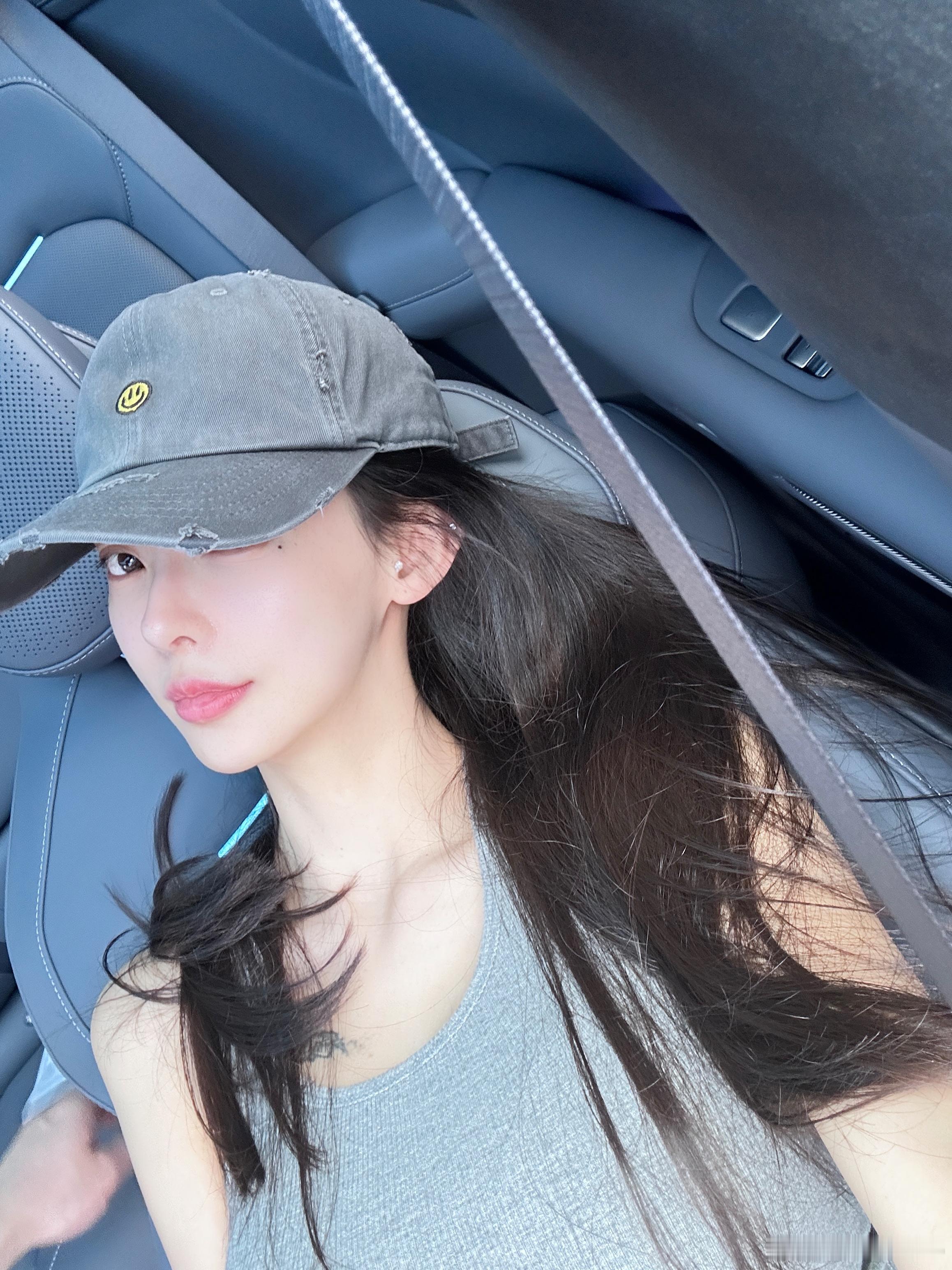 yu7的车顶可以拍照[喵喵] ​​​