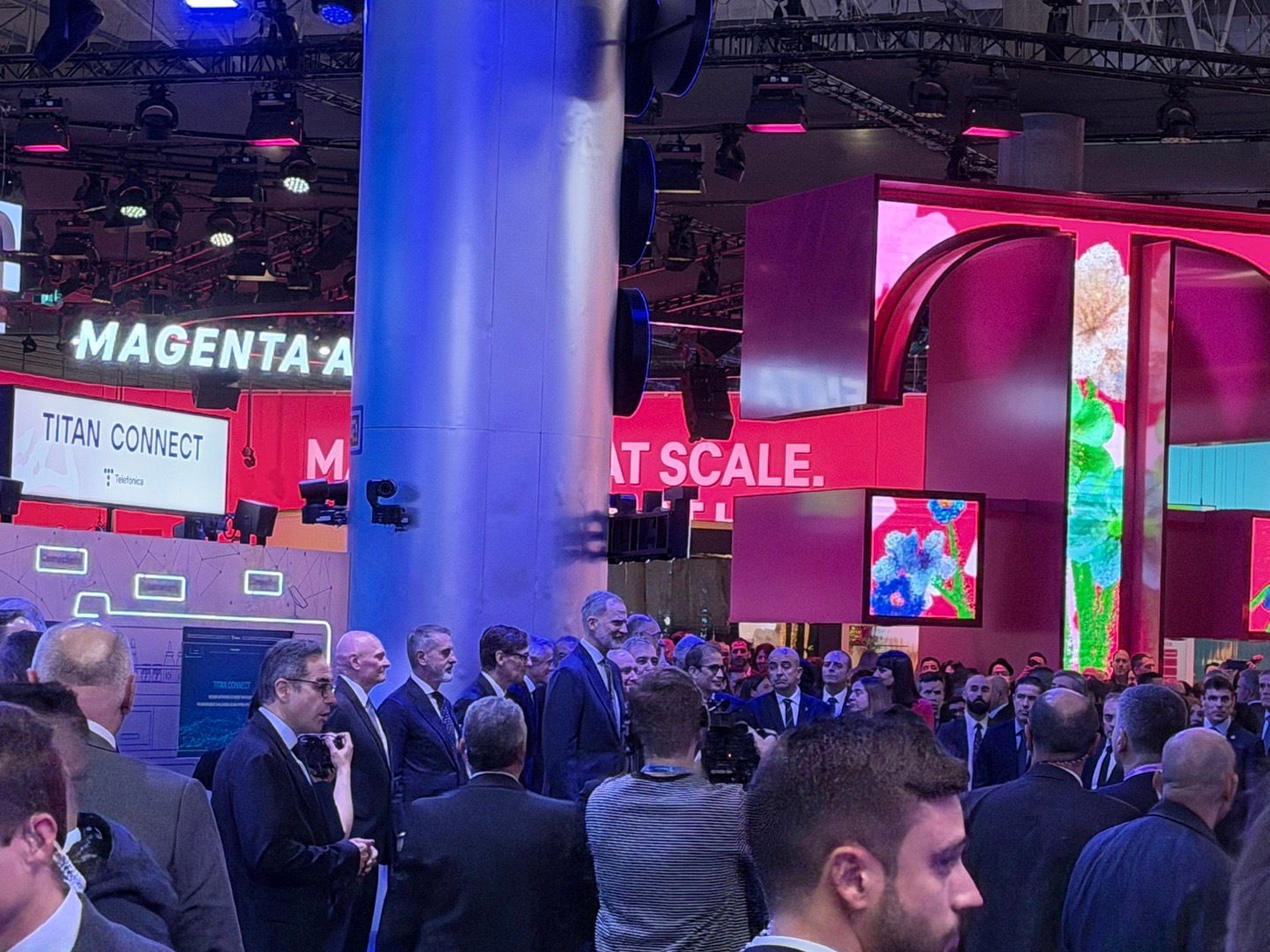 刚才被拦路了 我还在纳闷 谁来了这么大阵仗 里外好几层安保没想到是 西班牙国王?