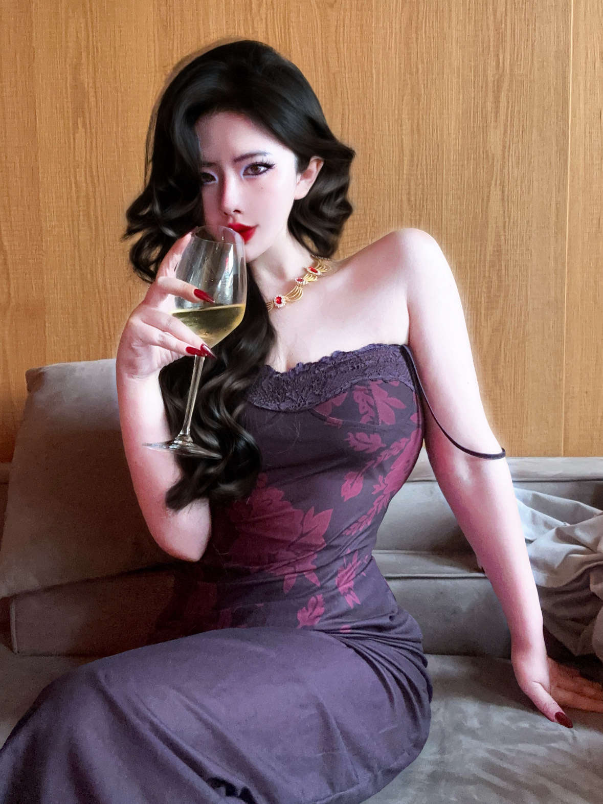 请喝酒的美艳姐姐🥂  ​​​