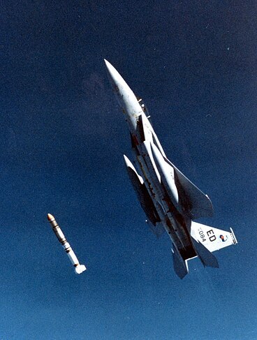 1985年，美国空军进行的空射MHV反卫星武器破坏性试验，该项目最初耗资5亿美元
