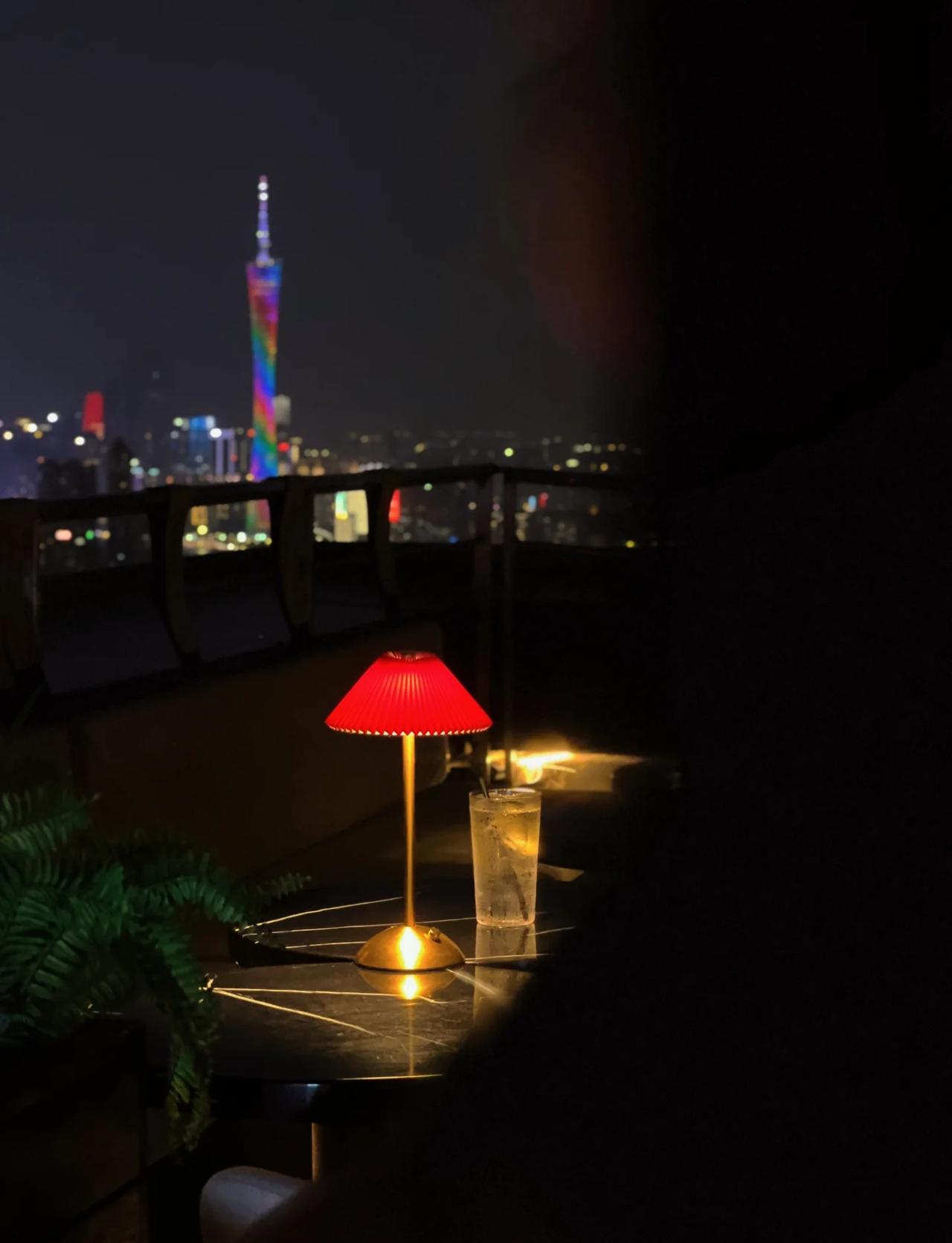 高空上 与广州塔共饮夜色🍸
广州小众高空据点
可以独享无人打扰的夜景～
暗调露