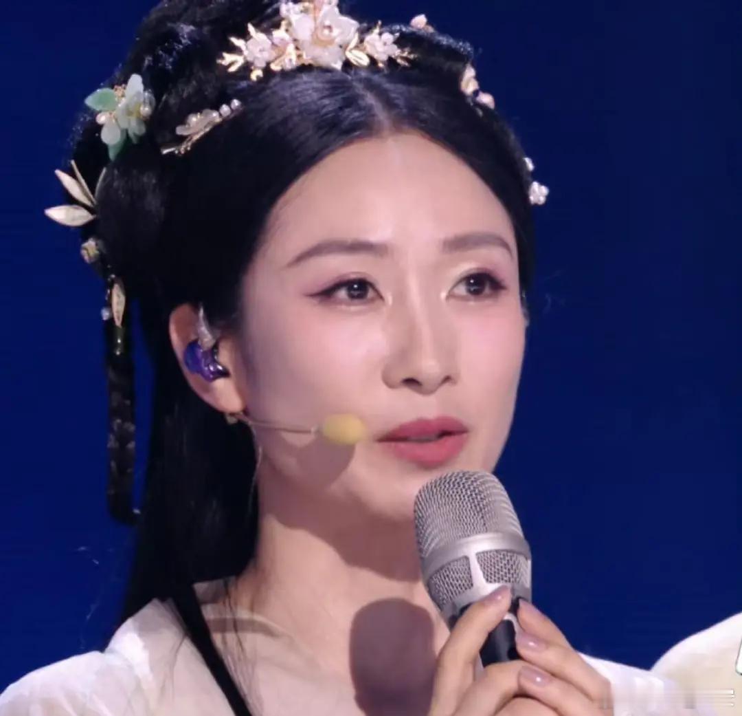 《乘风2026》二公上半场竞演正式开启，本场赛制要求每半场仅有一组全员全员晋级安