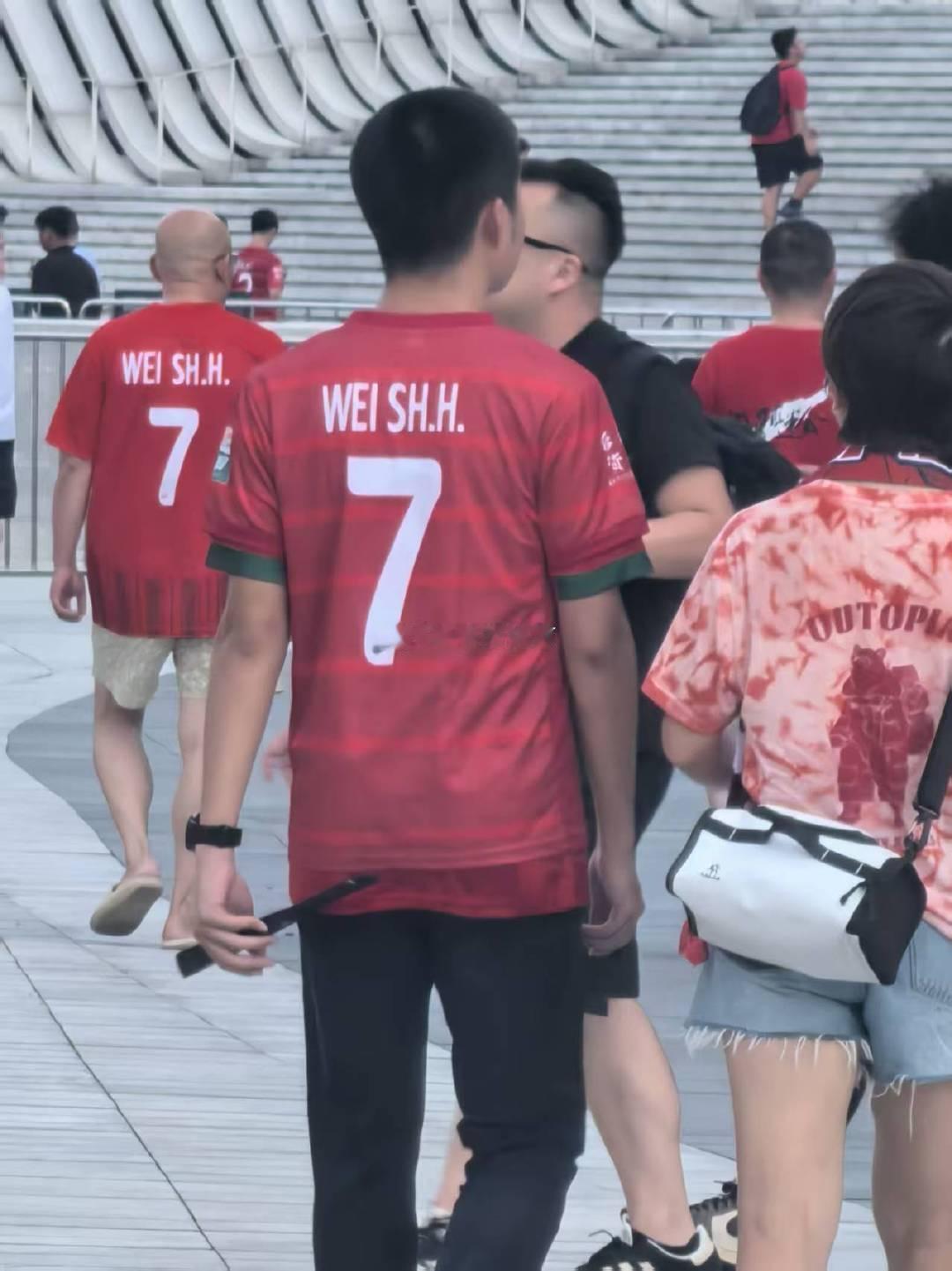 河南球迷穿上韦世豪球衣？什么梗？成都蓉城vs河南队 2025中国足协杯 ​​​