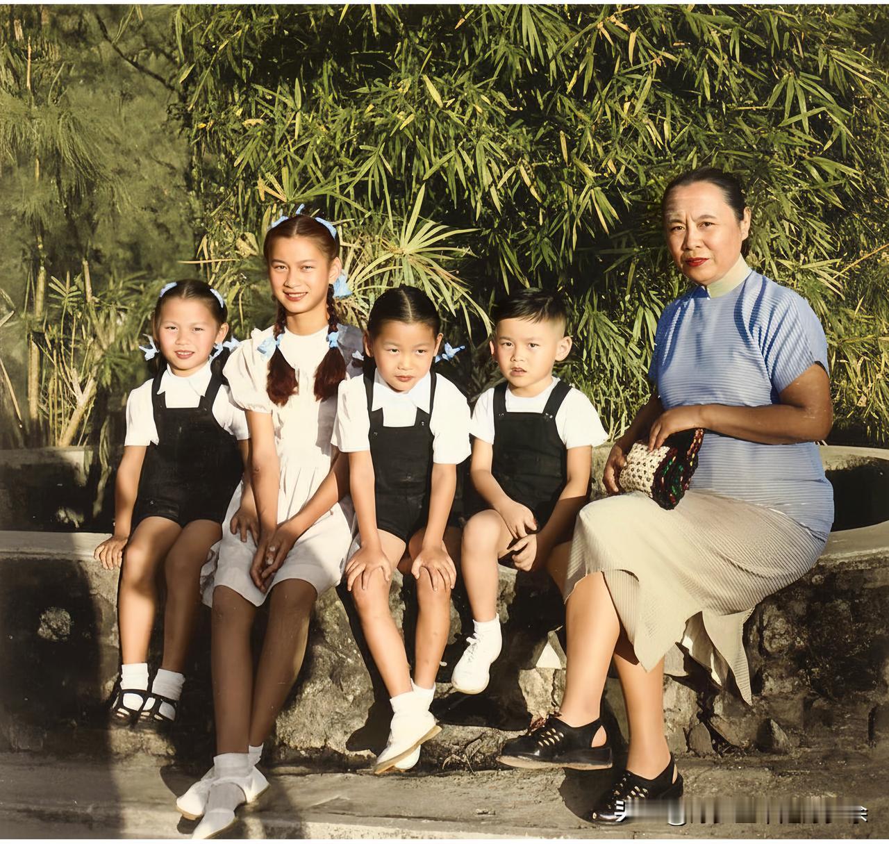 上世纪六十年代，徐志摩的前妻张幼仪与她的四个孙子女在户外的合影。大家都好好的瞧瞧