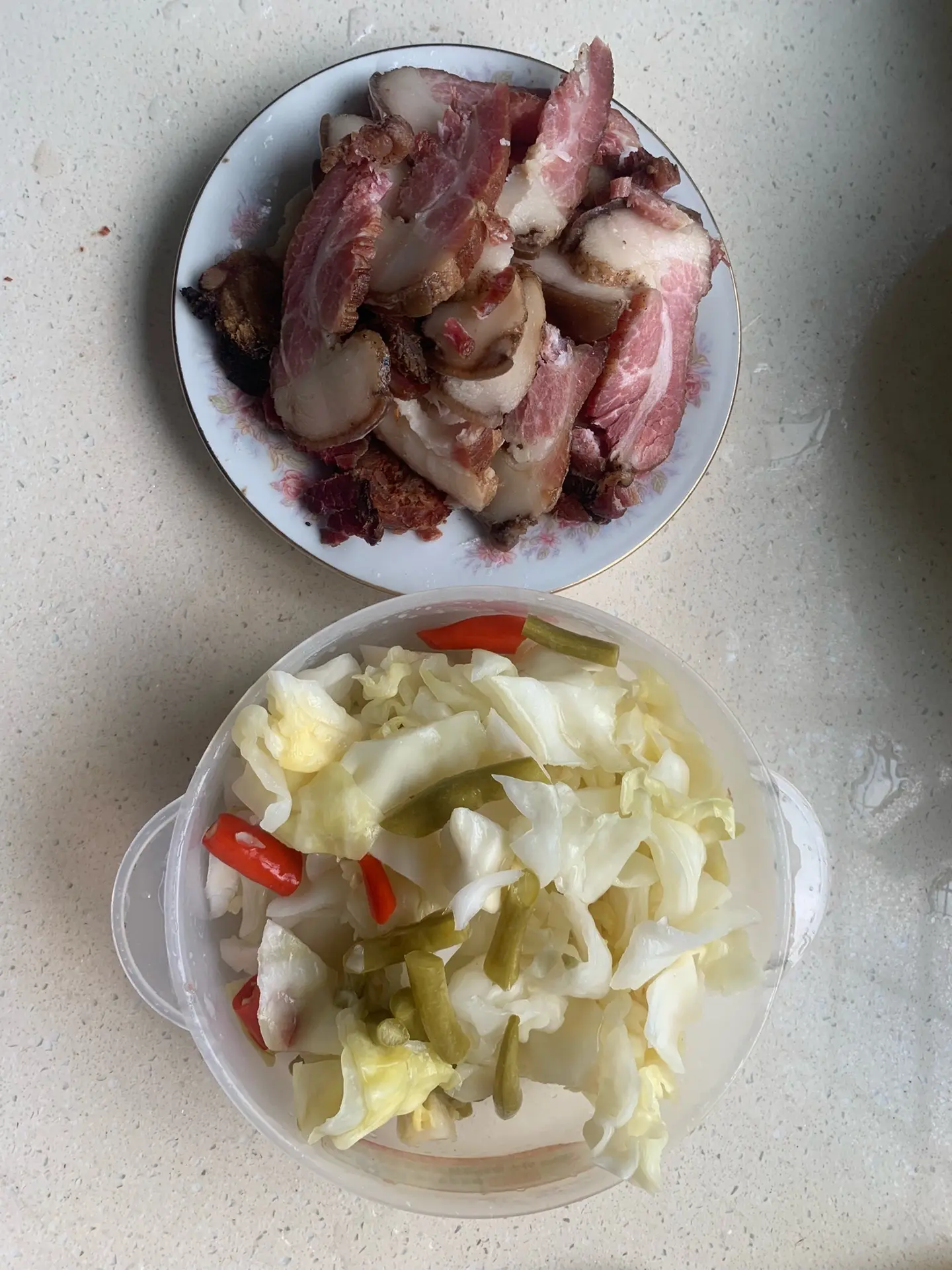 腊肉炒泡菜、豆角炖土豆一锅出