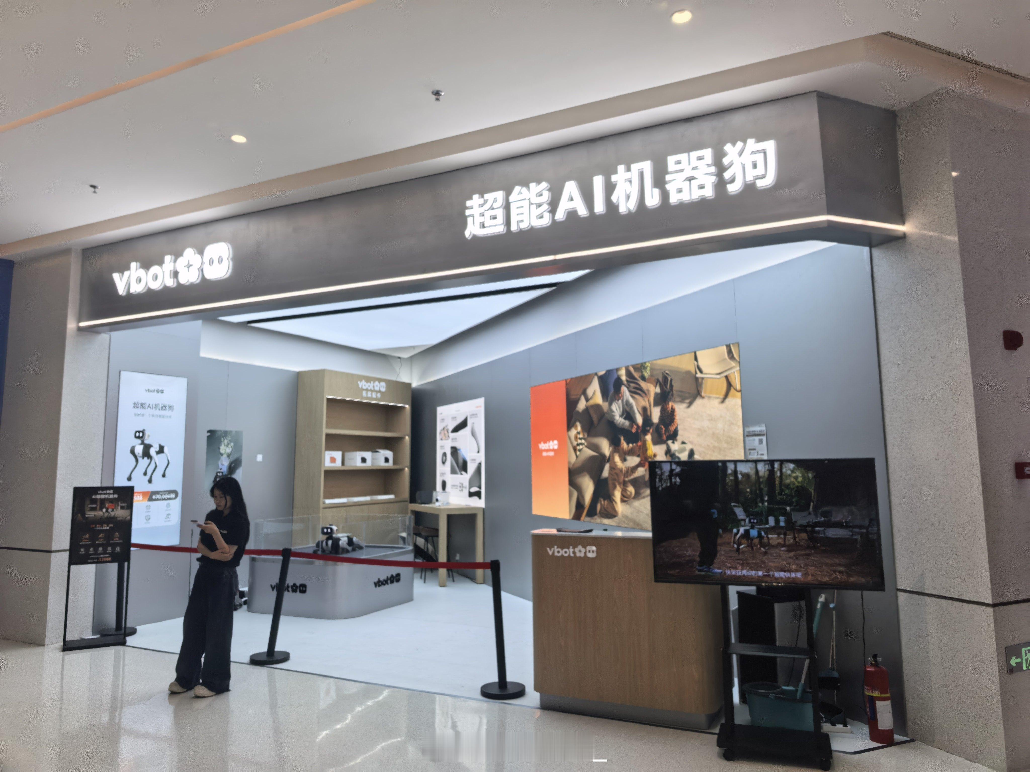 汕头人民消费能力还是太强了广东首店就在这里，我一开始远看以为是山寨哈哈。销售同学
