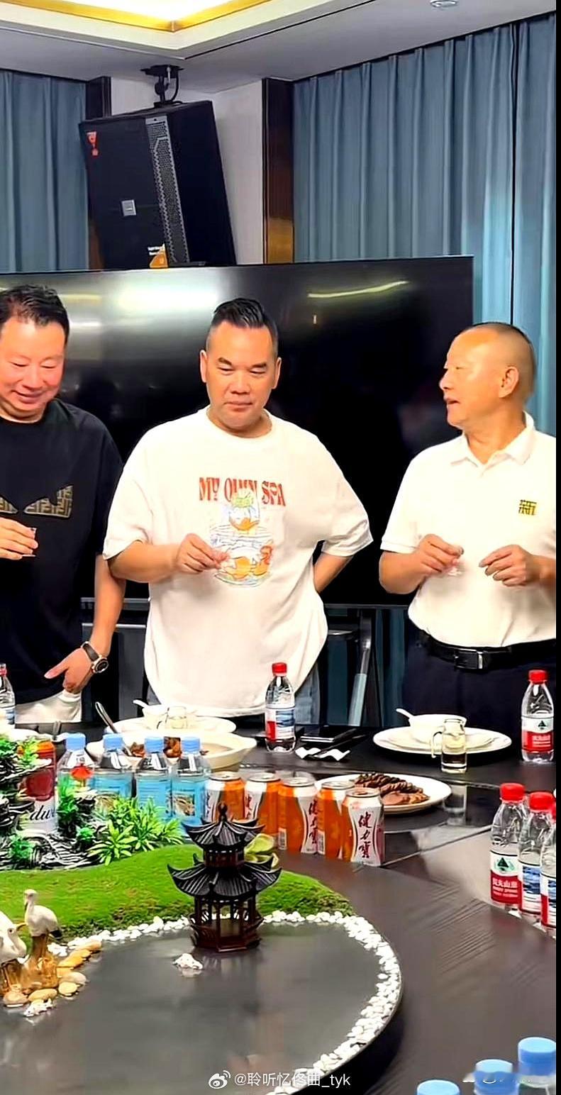 三位身价近百亿的老板，专程跑到河北燕郊镇拜访一个人，结果对方全程端着娃哈哈矿泉水