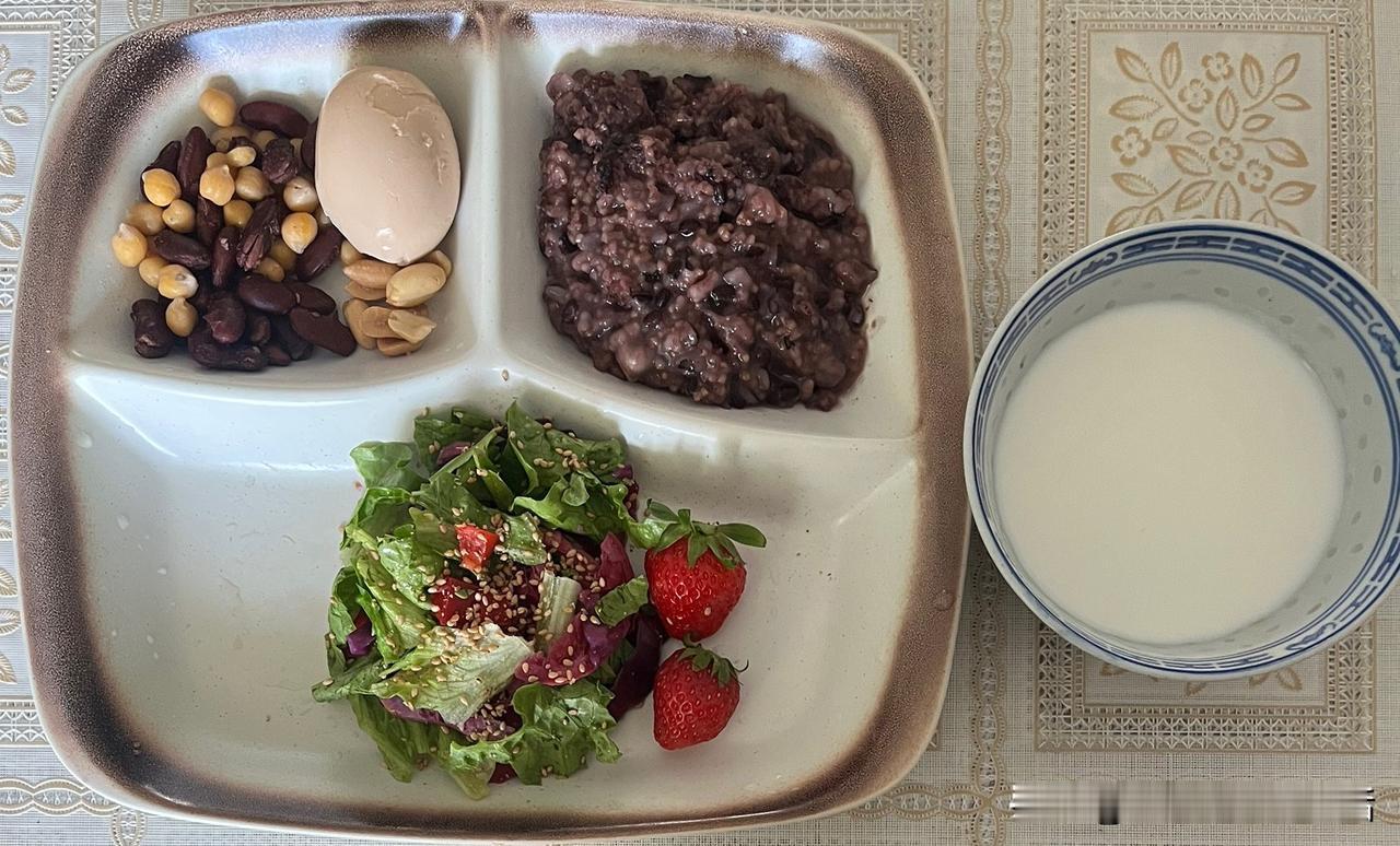 图片来源营养师的今日早餐，是211饮食法的搭配。

我自己亲自体验调整饮食结构，