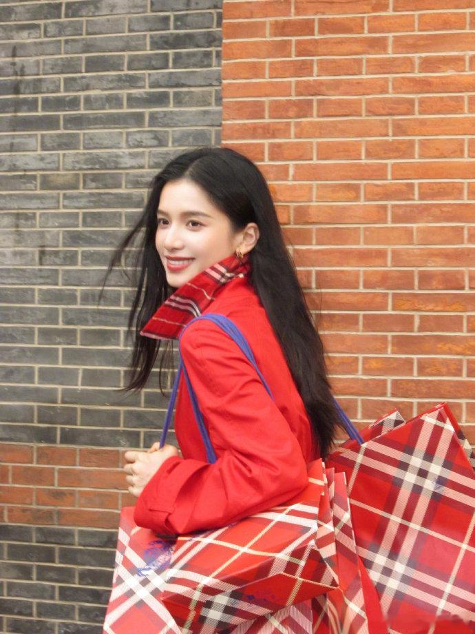张婧仪Burberry红风衣 看张婧仪如何诠释新年红。她一袭红风衣出街，优雅与活
