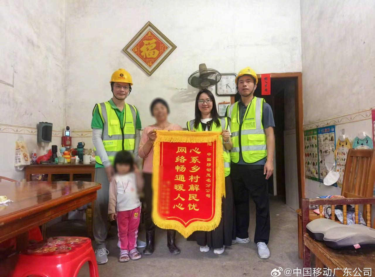 在粤西云开山脉的褶皱深处，海拔1200多米的镬厂坪村静卧于云雾之间。这里人烟稀少