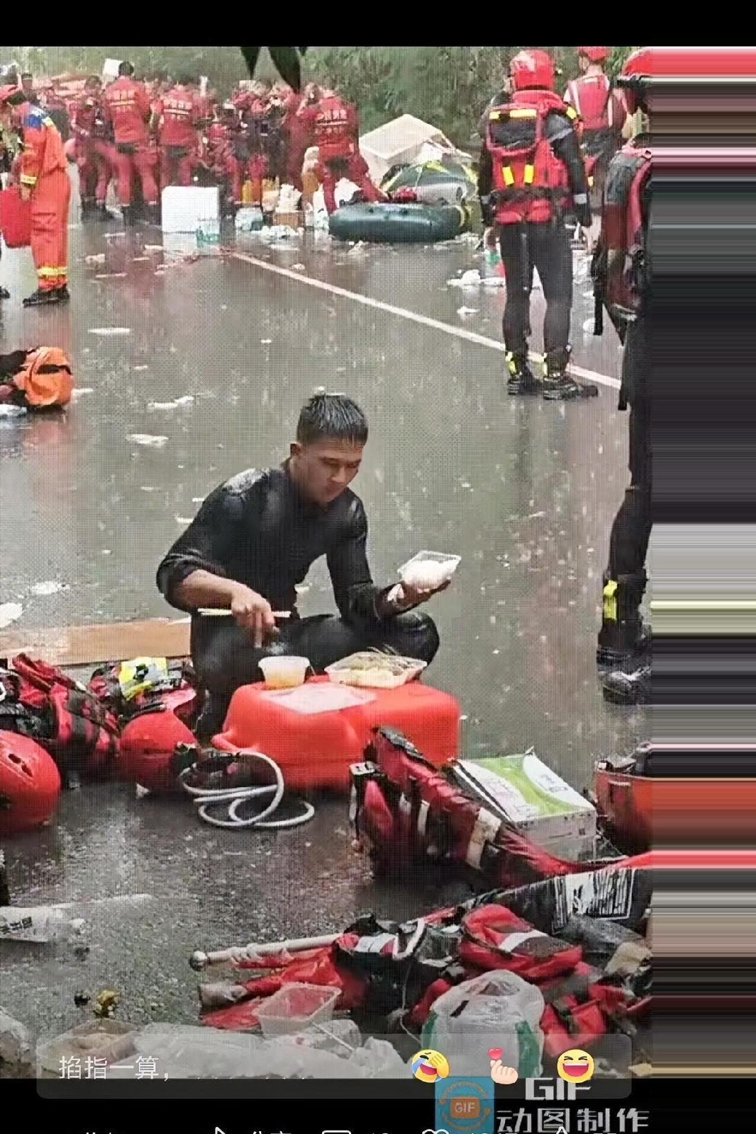 看完消防员雨中吃饭的画面，心里堵得说不出的难受，这才是逆行者最真实的模样。好不容