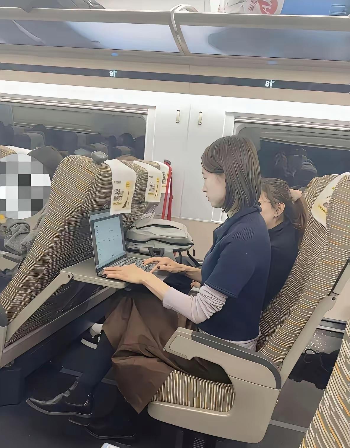 她这么努力工作，好想上去问问她到底一个月赚多少钱？现在的女孩真的好精致上班也很辛