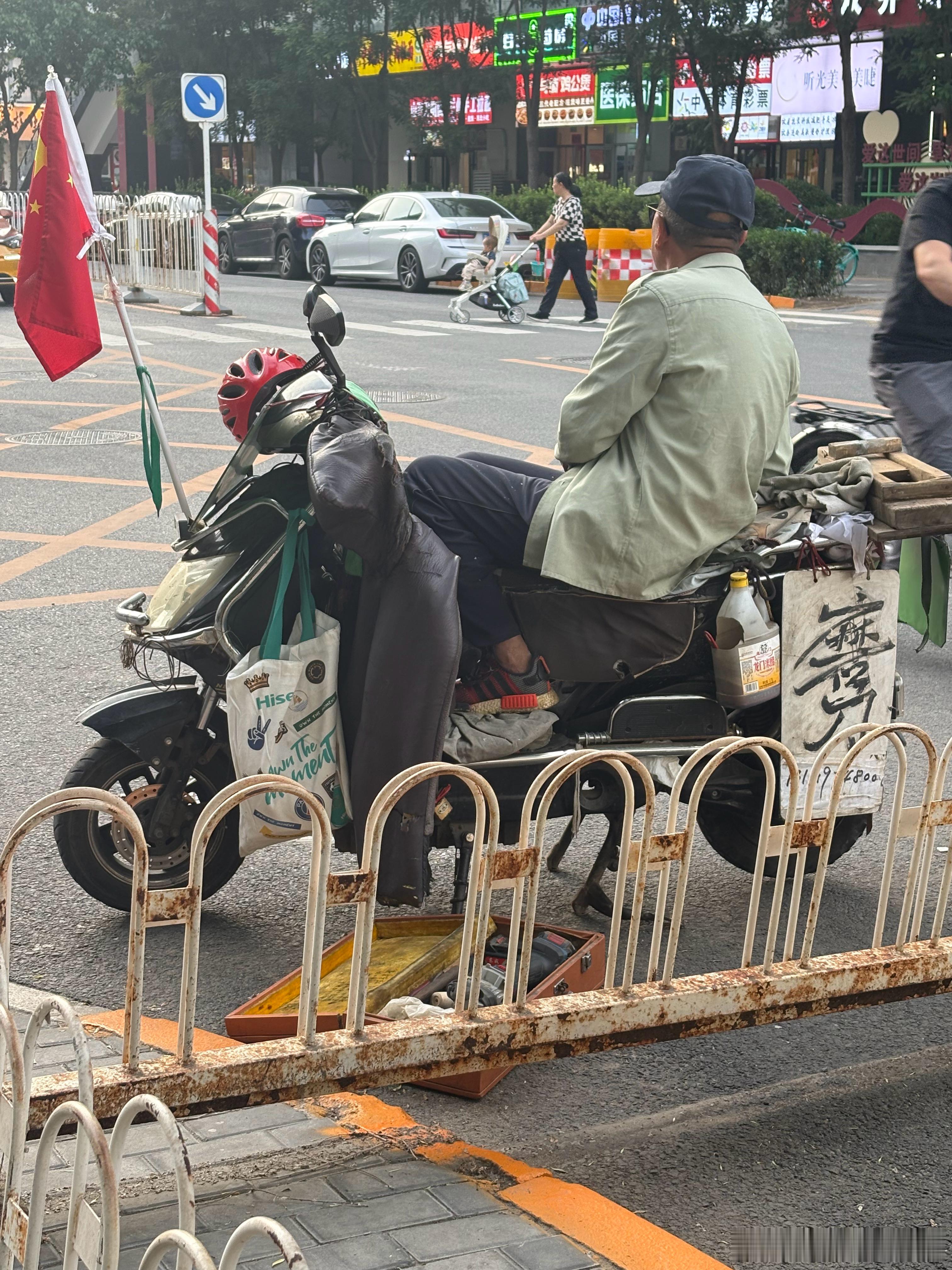 小区门口偶遇磨刀的老人家，六七十岁依旧守着小摊讨生活。忽然感慨，时代淘汰人向来悄