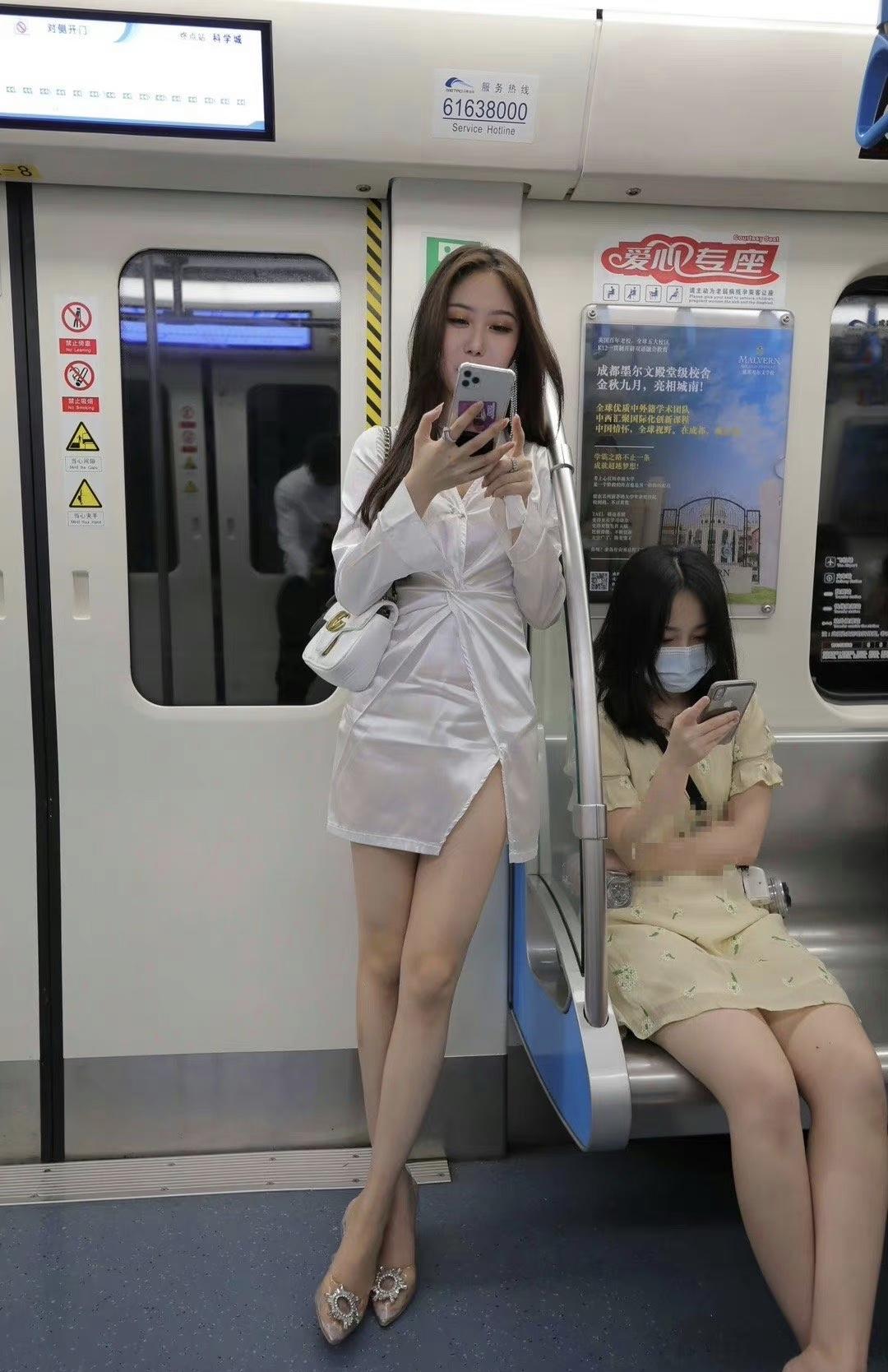 今天早上出门很早，地铁上稀稀拉拉地没什么人，整节车厢除了我就剩这两位美女了。

