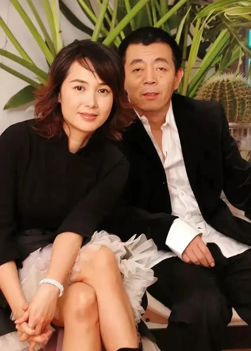 如果没有结婚证，根本没有人相信他们俩是夫妻！他们俩就像张艺谋和陈婷一样让人觉得不