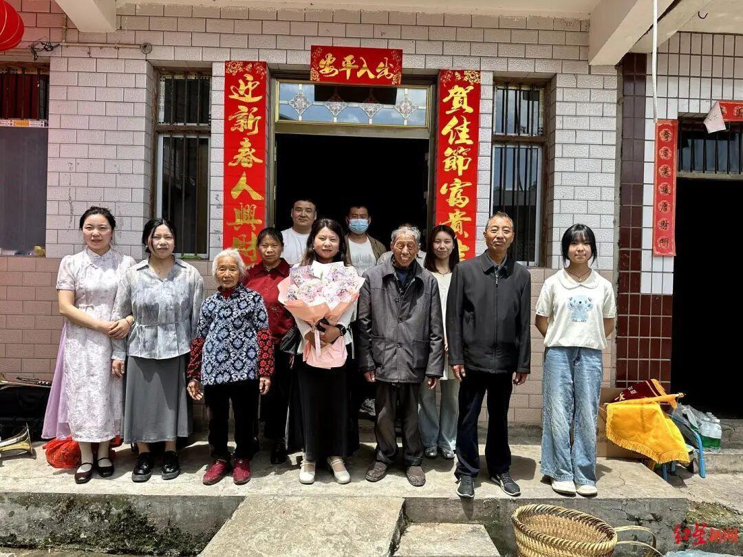 太不可思议了！四川一男子刷短视频时，屏幕里那个陌生女子竟长得酷似自家媳妇，结果一