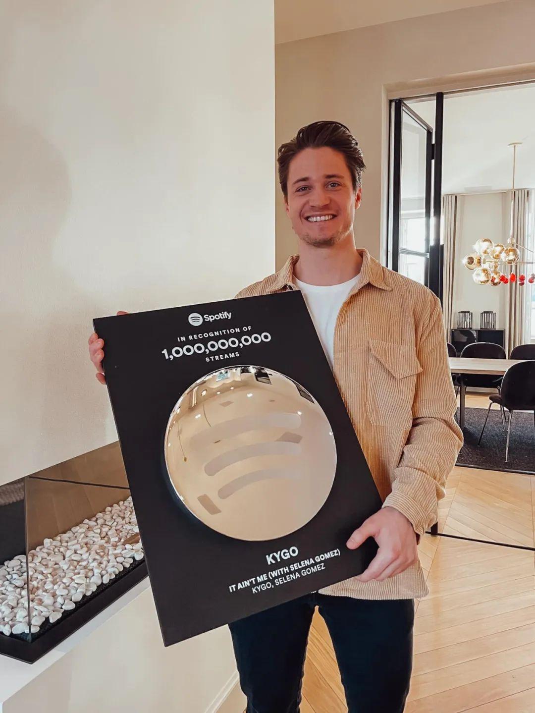 Billie Eilish 的不少歌曲也获得了 Spotify 的十亿播放量认证