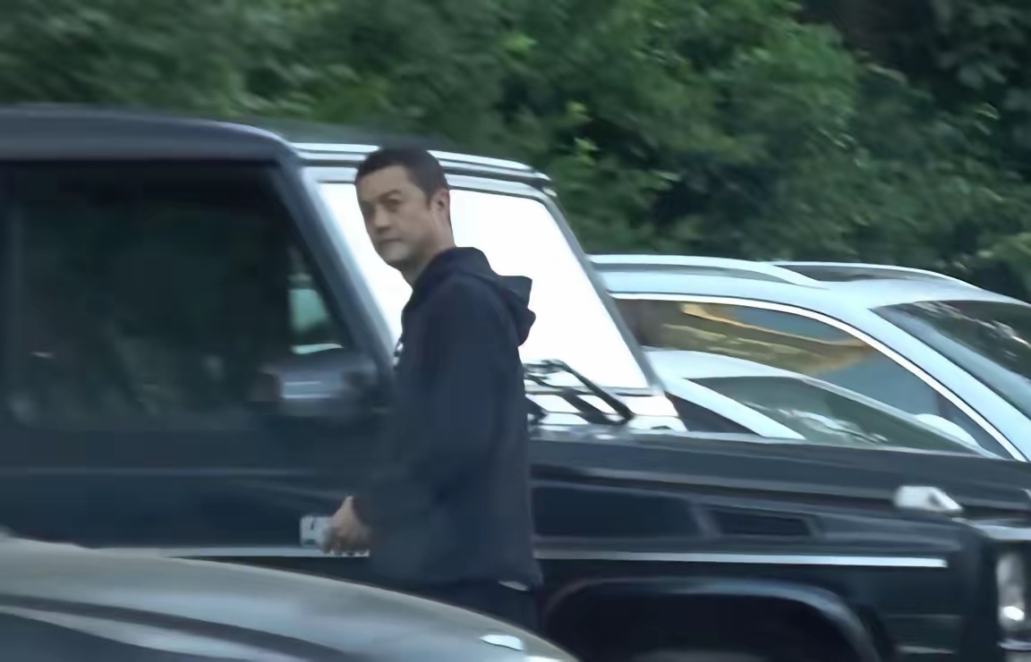 刚刚看到有人嘲笑李亚鹏还开着10年的路虎，忍不住想笑。李亚鹏手里的这些“老伙计”