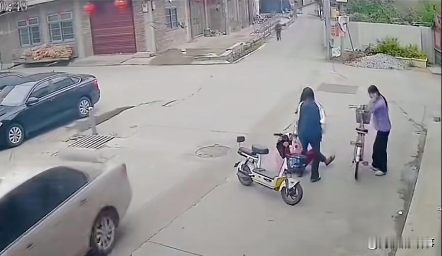 福建自己摔倒老人讹诈好心女生22万这件事大家都看见了吧，经过是一老太太自己汽车摔