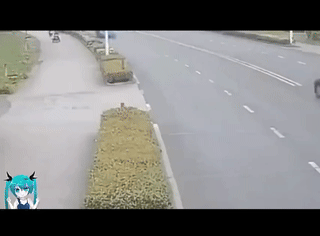 轿车司机把公路当成了自己的后花园了，想怎么开就怎么开，随意的再也不能随意了。
骑