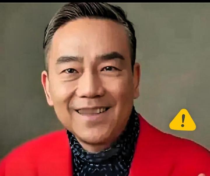 杨议坐在自家简易折叠椅上直播点评曲艺圈热点，消息传开后，网传洽谈中的几场商演合作