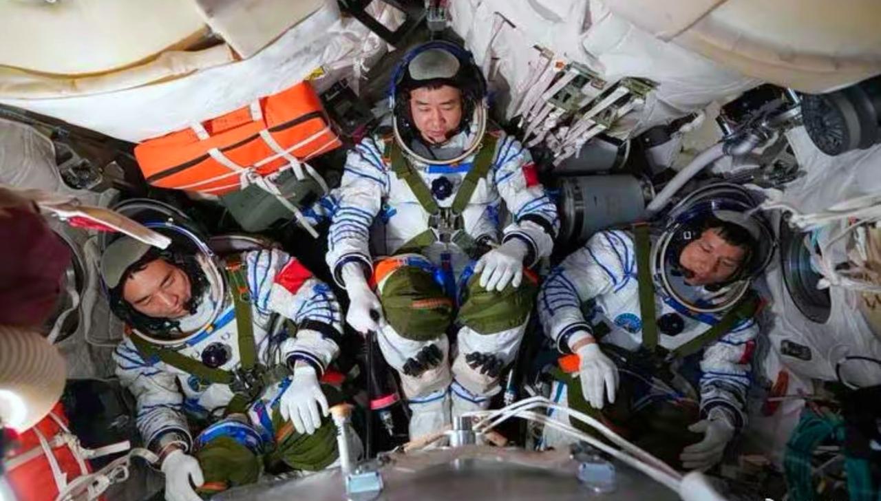 这波太空应急操作，全世界都看傻了，

神舟二十号遭碎片撞击，9天就完成乘组换乘返