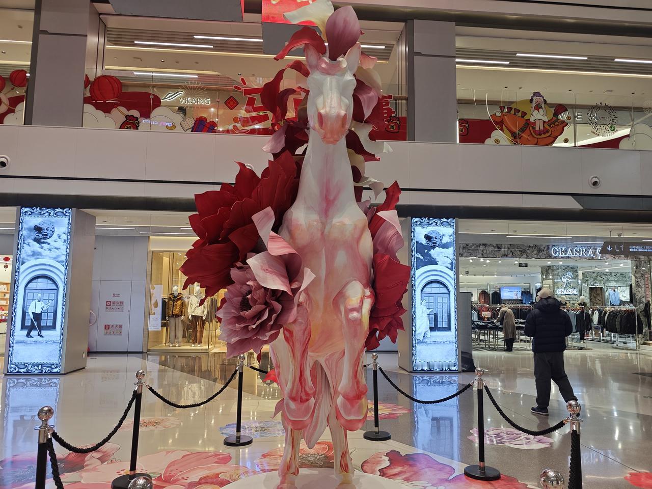 我们中华民族的春节有很多习俗，比如扫尘就是把一切不好的东西都扫出去。再比如贴春联