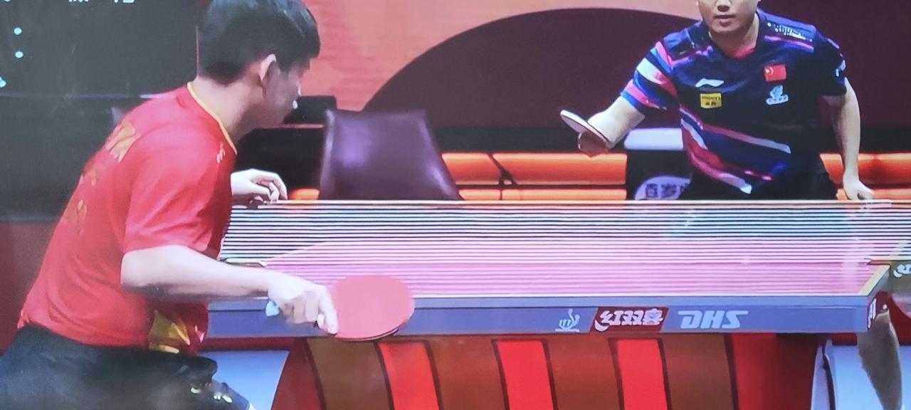 第一局梁靖崑11:5战胜林诗栋，取得首局胜利。
首局梁靖崑发动很快，林诗栋则发动