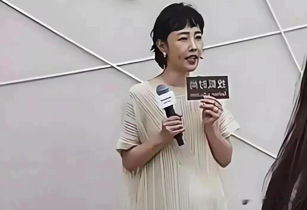 刷到白百何的近照，我简直没认出来！43岁的她这状态，身着那件三宅一生标志性的褶皱