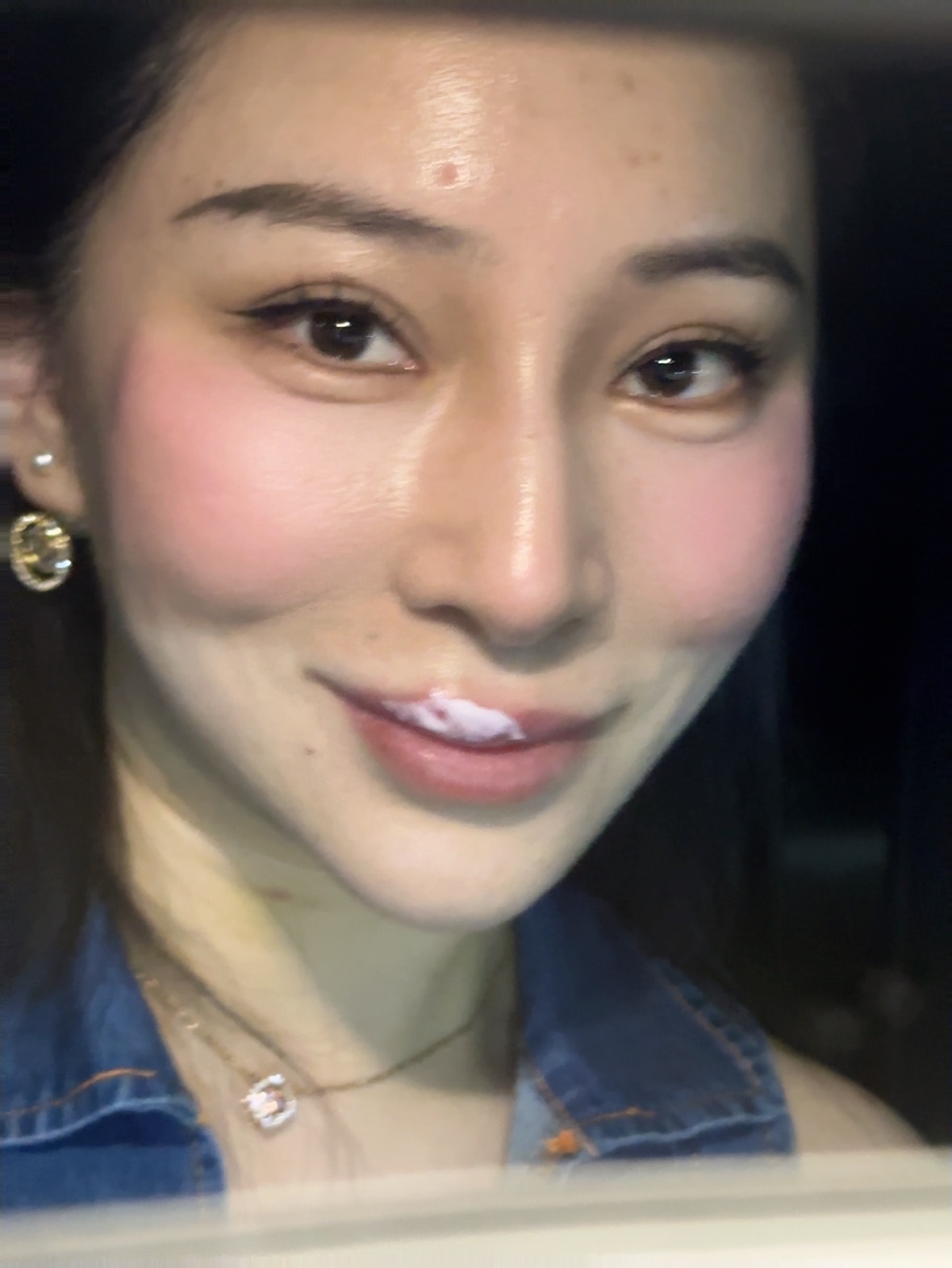 Live一下咔咔拍了三张自拍照[比耶]  ​​​