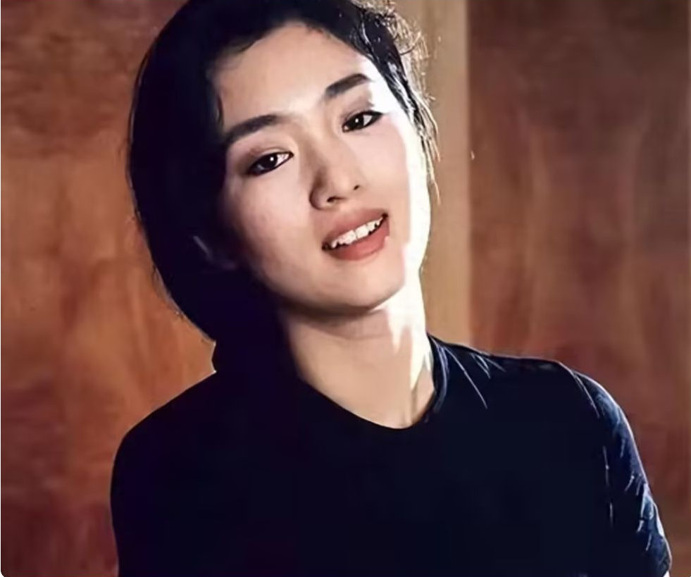 钱再多有什么用？60岁无儿无女的巩俐，还要忧虑98岁的老母亲 