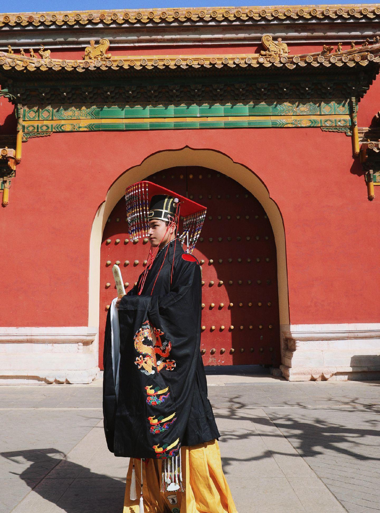 当大明的冕服，再次出现在太庙与故宫。“供奉天地，祗承宗庙”：明帝冕服，在吉宾嘉军四大礼中均会使用的最高级礼服。