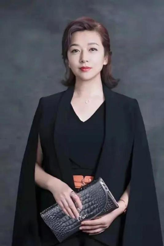 演员江珊说：“当年我跟高曙光离婚后，在工作时又遇到了小9岁的靳东，靳东他有次去昆