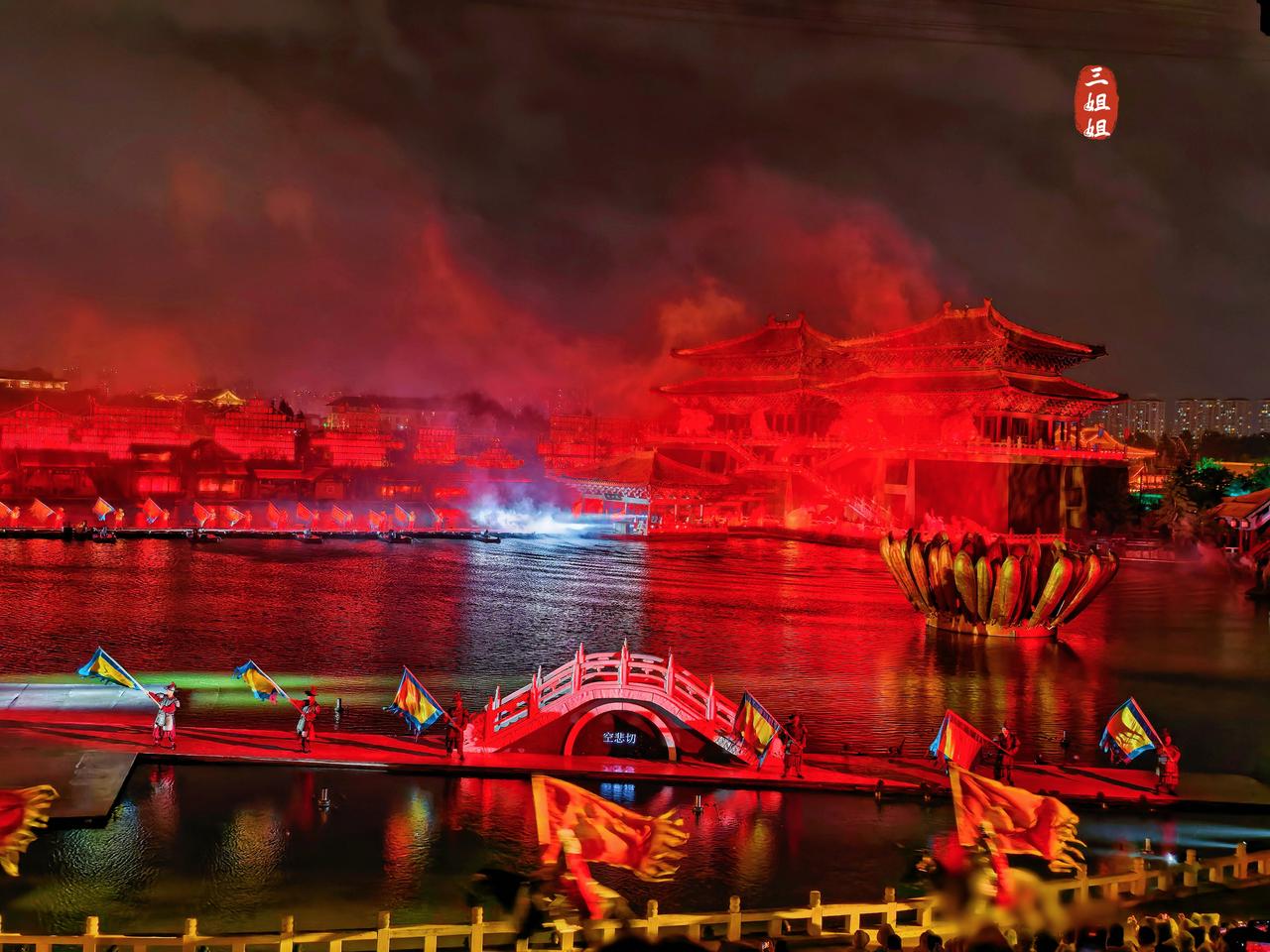 到开封旅游，冒雨也要看的一场演出，观众穿雨衣没人退场。
都说到开封旅游，一定要看