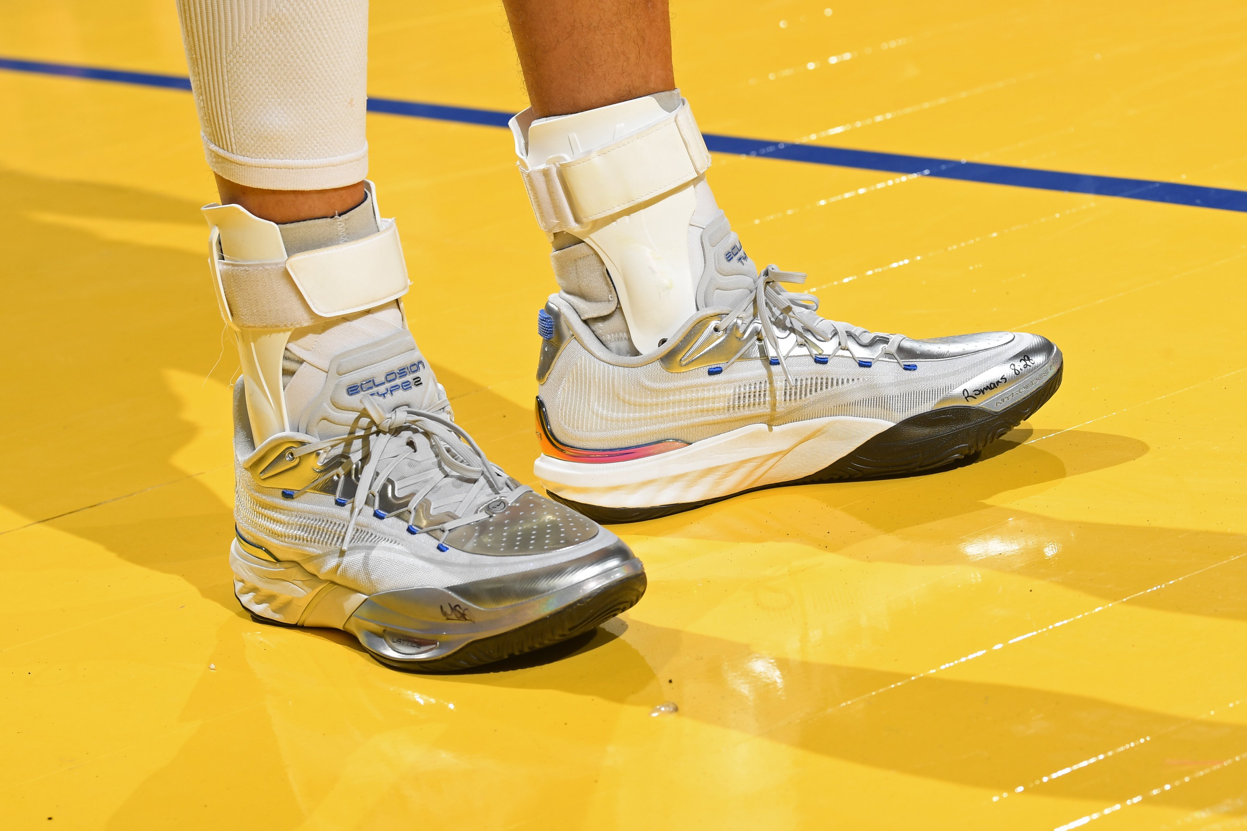 啊看完库里这双白银色的Type2我那双炫夜瞬间不香了