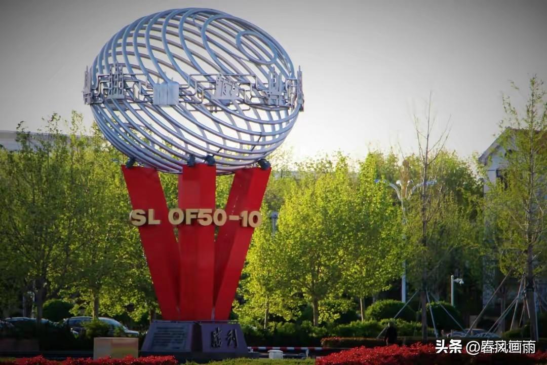 一条高速（荣乌）穿城而过，两座火车站（高铁、普铁）顺势而生，三个主城区的连片建设