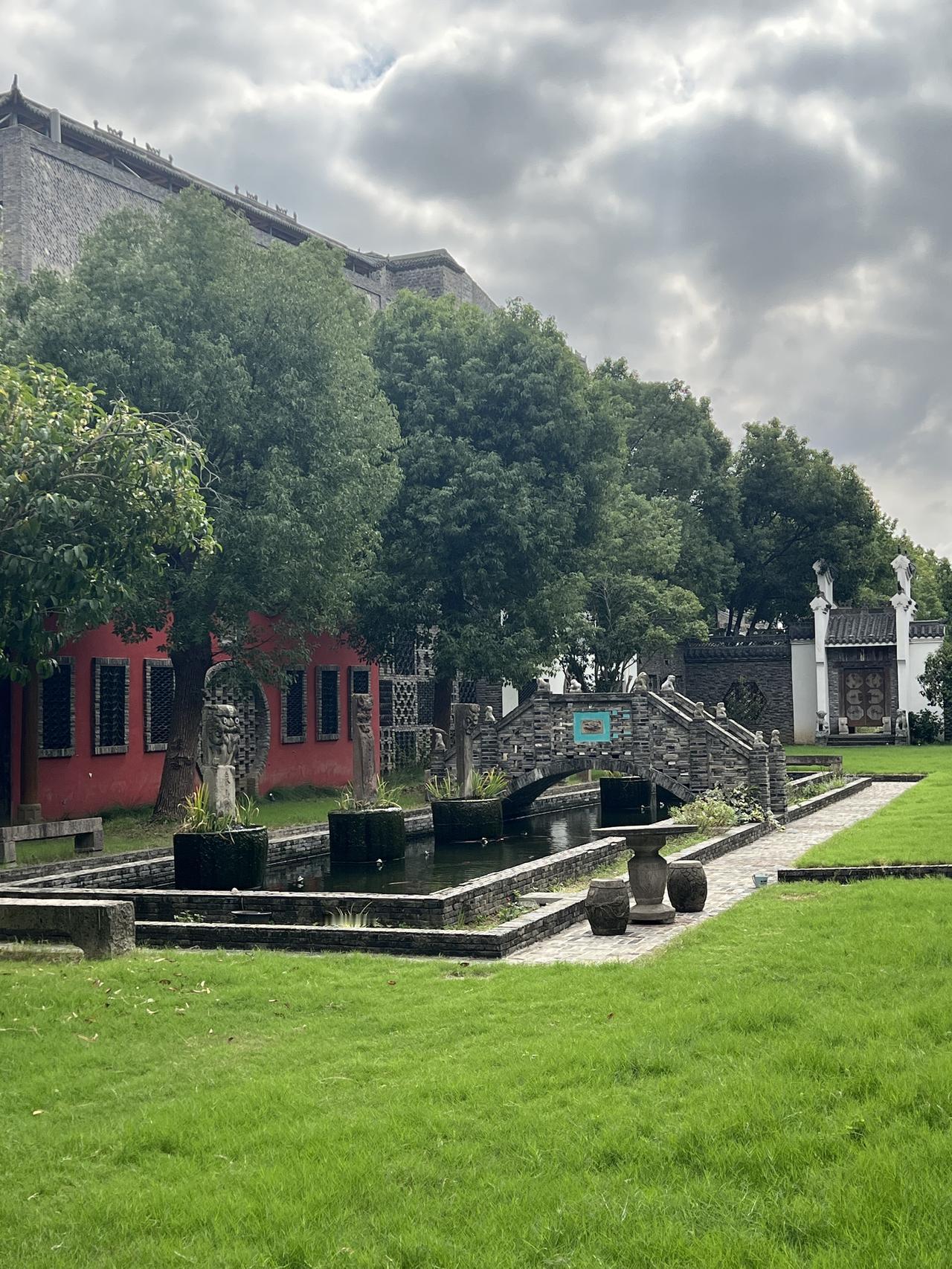 一大早，就被一幕温暖的画面彻底击中了心灵。沈阳47岁的男子，带着整整1650个苹