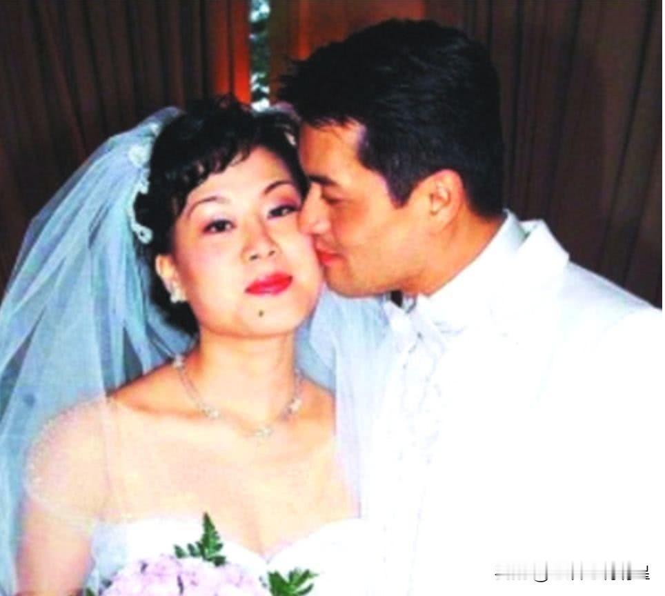 现在才发现杨晓娟下巴有颗痣，据说下巴有痣福气大。迷不迷信先不说，她这福气是真的大