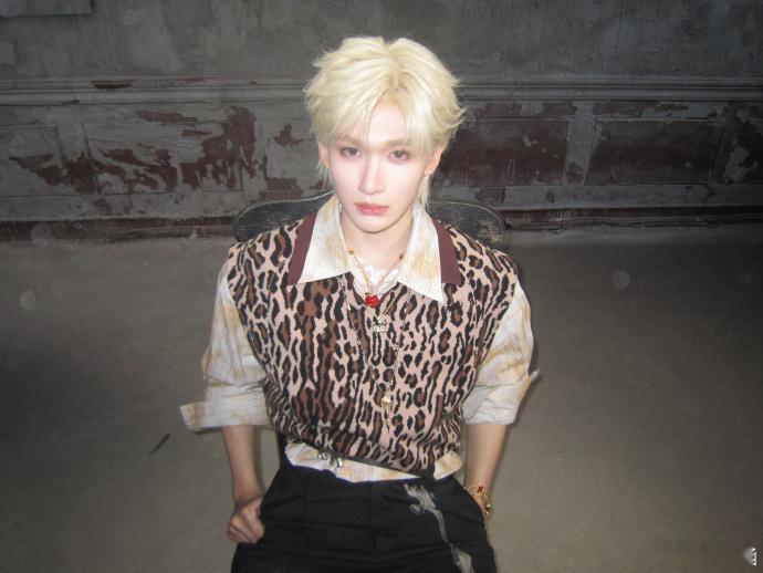 余宇涵直播开马头特效余宇涵直播也太接地气了被特效吓一跳的样子真的越看越招人喜欢 