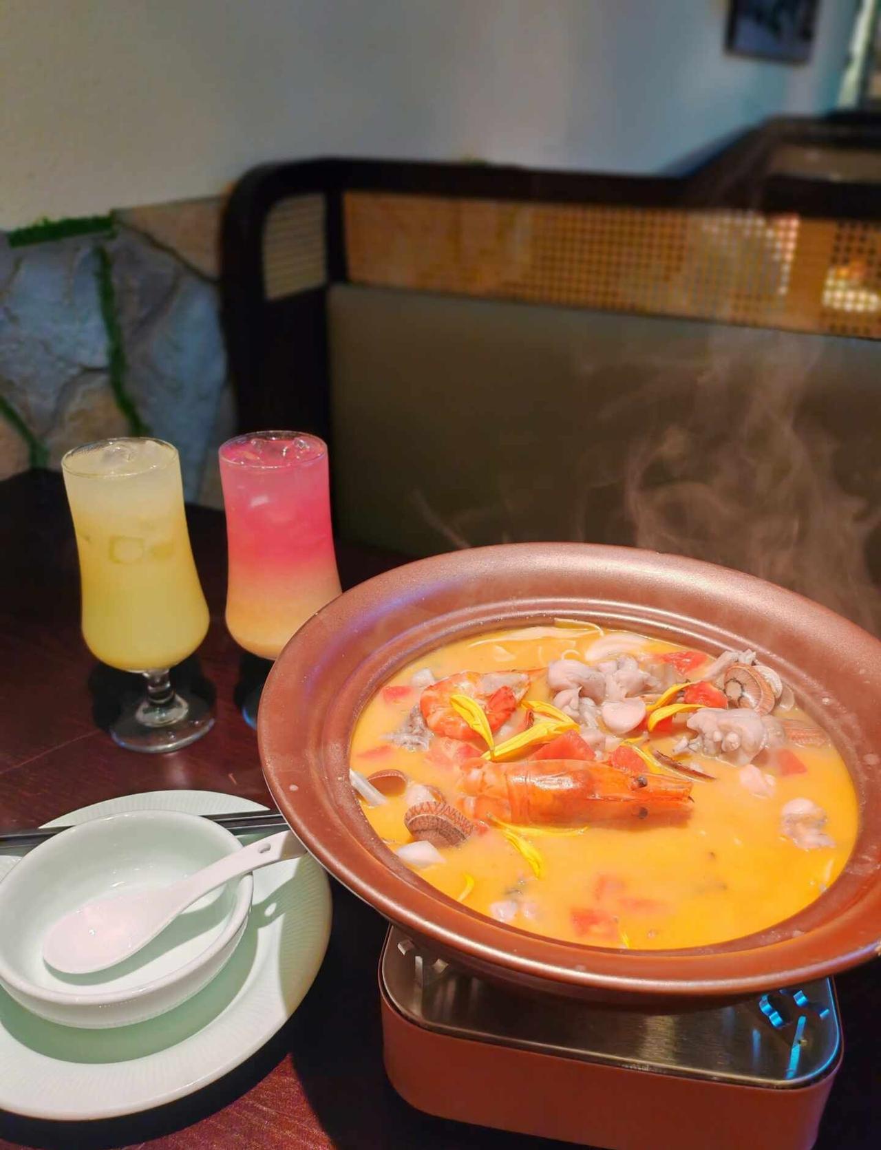 体育西这家乱煮吃法也太会玩了🥘
工作日中午路过体育西
明明是工作日饭点店里已经
