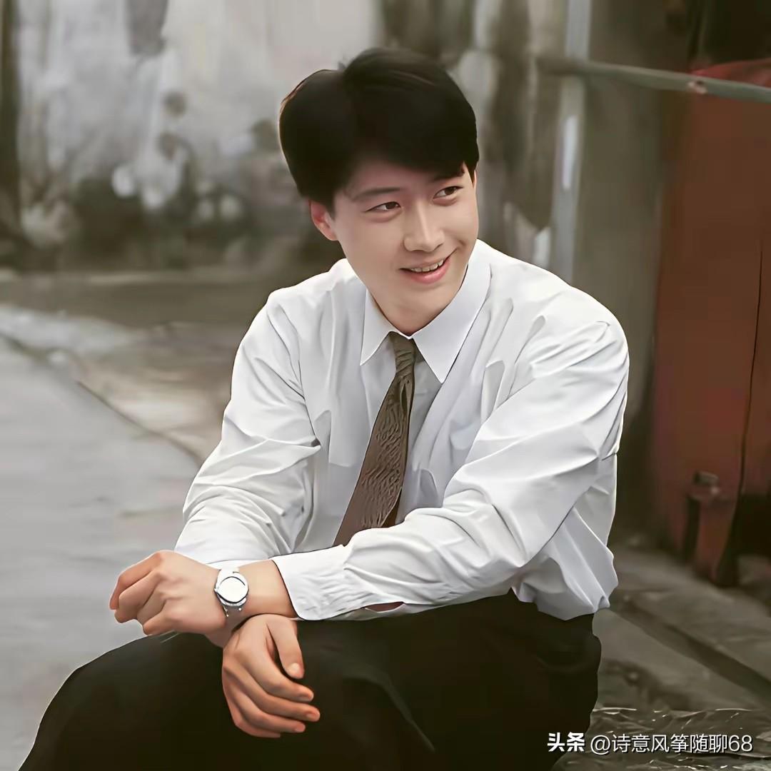 90年代的第一帅哥，果然帅气，他留着三七分的发型，眼神独特，安安静静坐在那里很帅
