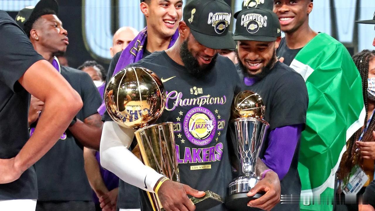 勒布朗·詹姆斯 35 岁：      斯蒂芬·库里 35 岁：
NBA 最佳阵容