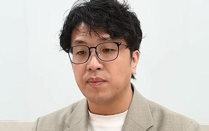 “台独”顽固分子沈伯洋在正式被民进党提名参选台北市长后，服装、发型跟以往大不同，
