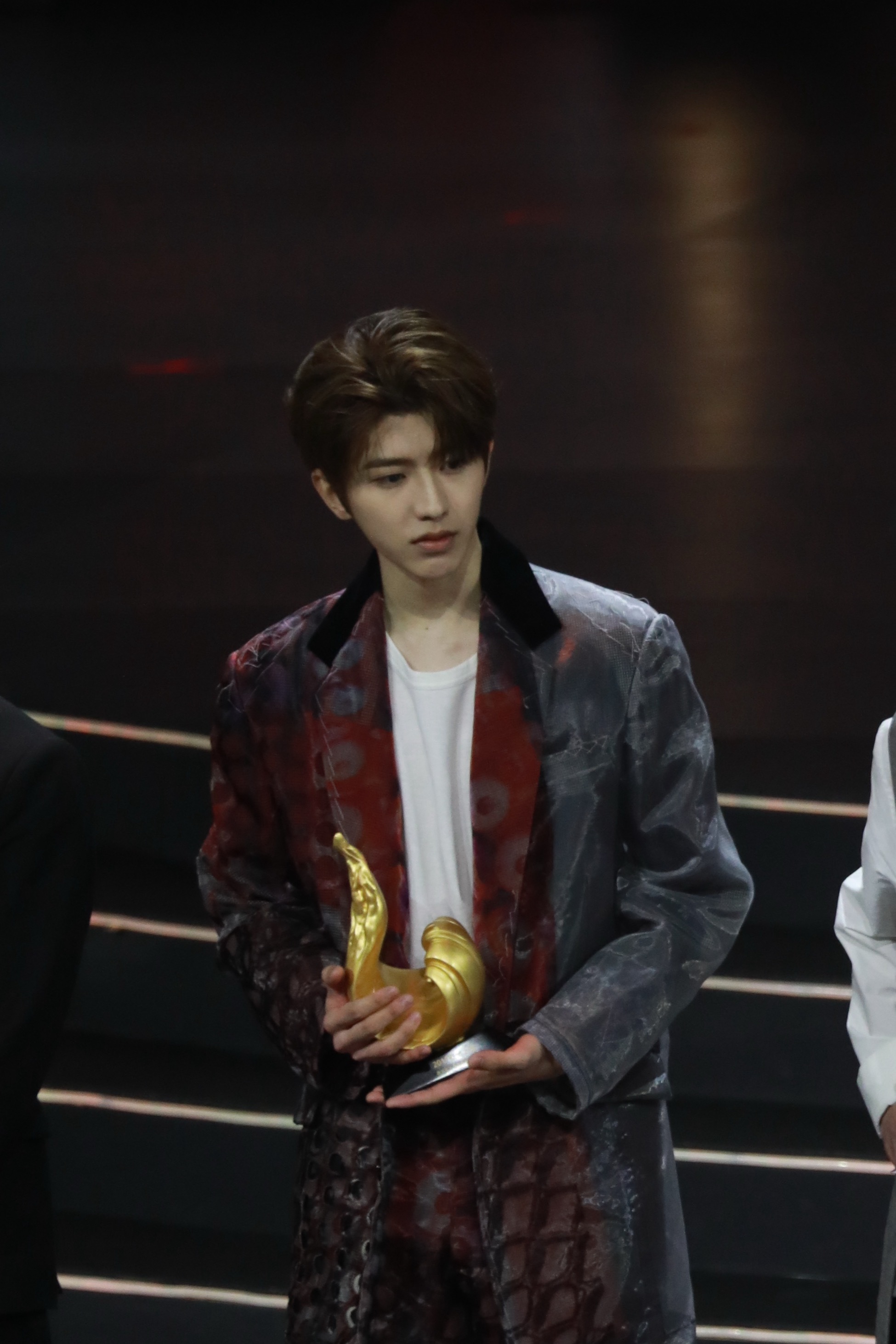 手机里翻出了20年微博之夜好像忘了发的蔡徐坤生图真的是纯帅好干净的帅最近刷🫘也