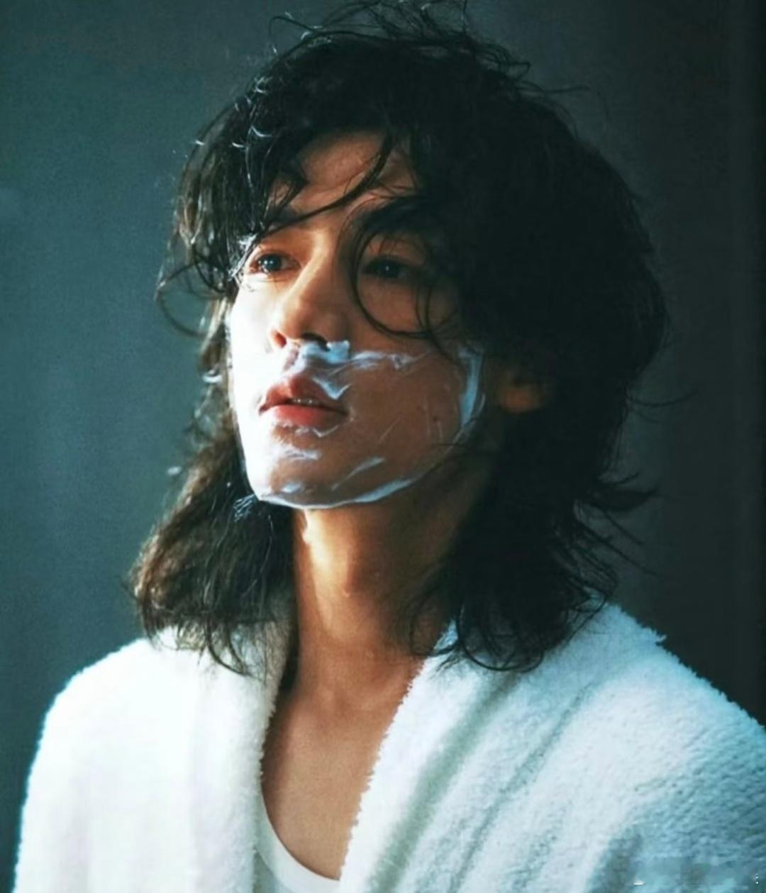 此沙和长发的适配度此沙被粉丝夸美了 此沙应该是长在长发审美点上的男艺人，每个造型