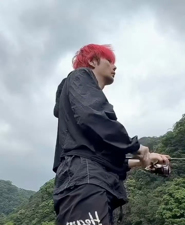 李荣浩直播手机掉水里了内娱自带笑点的男人又贡献名场面了！🤣直播唱歌唱到一半，手