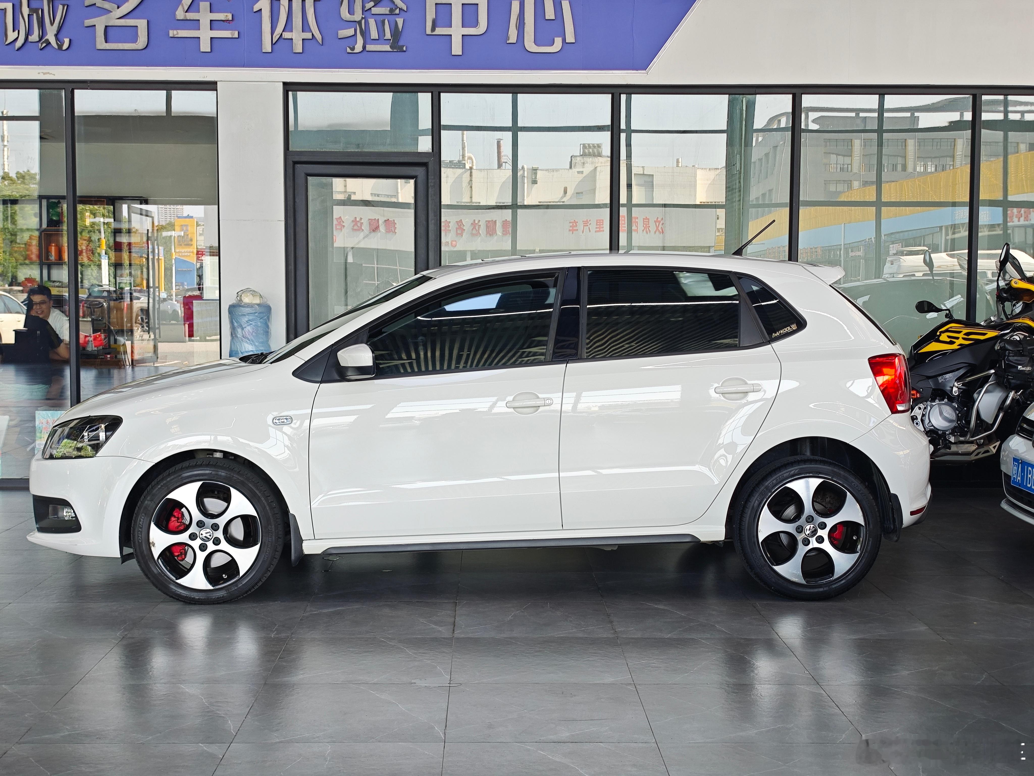 polo gti这个战斧轮毂就是点睛之笔哈哈虽然快17万公里了 但是这个内饰养护